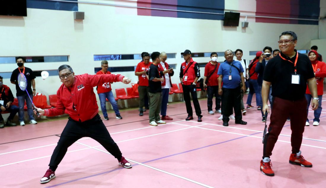 Sekjen PDIP Hasto Kristiyanto bersama Ketua DPP PDIP Eriko Sotarduga saat membuka Turnamen Bulu tangkis Persahabatan 15 Ormas Pemuda dan Mahasiswa di GBK Arena, Jakarta, Minggu (23/10). - JPNN.com