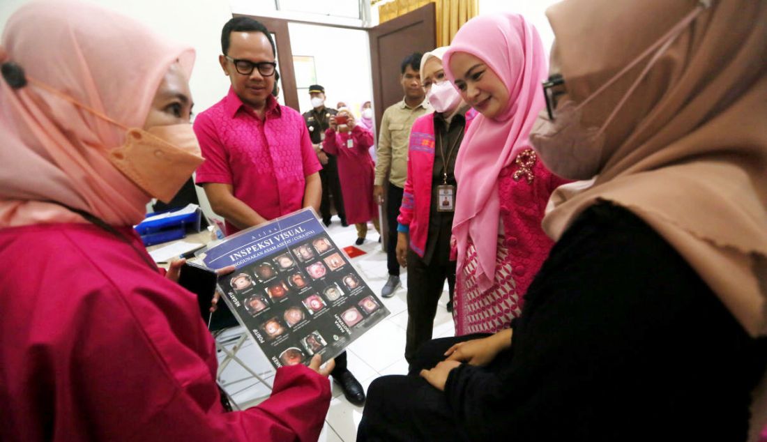 Dokter menjelaskan kepada pasien mengenai kanker payudara pada Peringatan Bulan Peduli Kanker Payudara di Puskesmas Tanah Sareal, Kota Bogor, Jawa Barat, Senin (24/10). - JPNN.com