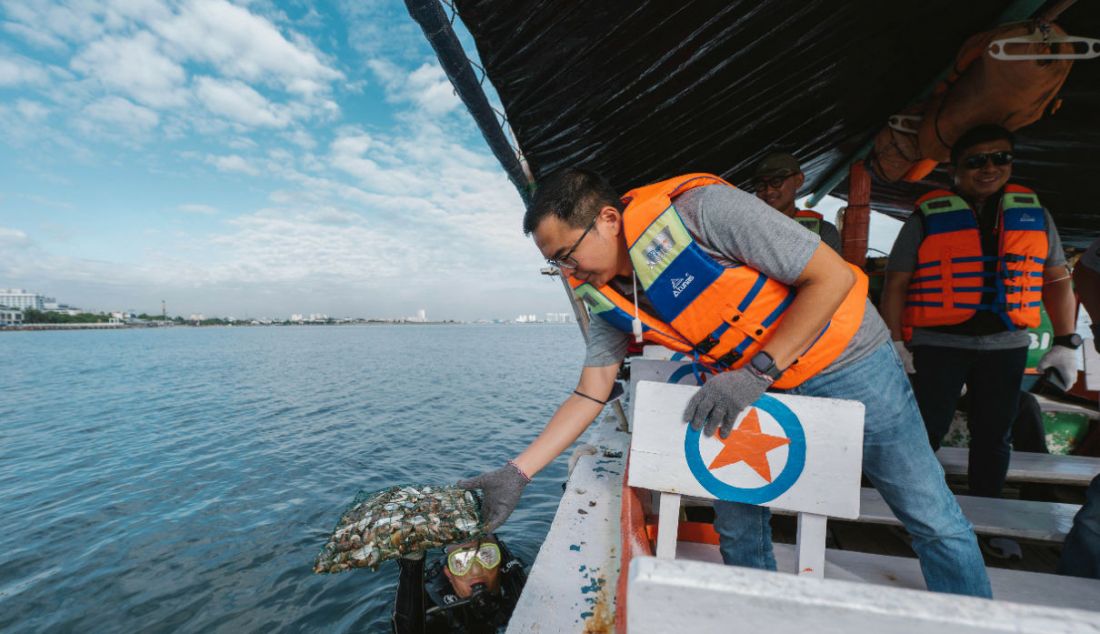 Direktur BRI Life Iwan Pasila saat acara puncak Perayaan HUT ke-35 BRI Life di Dunia Fantasi Ancol, Jakarta Utara, Minggu (30/10). Asuransi BRI Life berkolaborasi dengan Manajemen Taman Impian Jaya Ancol menebar 3.500 kg kulit kerang hijau, untuk meningkatkan kualitas air di perairan kawasan wisata Jakarta Utara. - JPNN.com