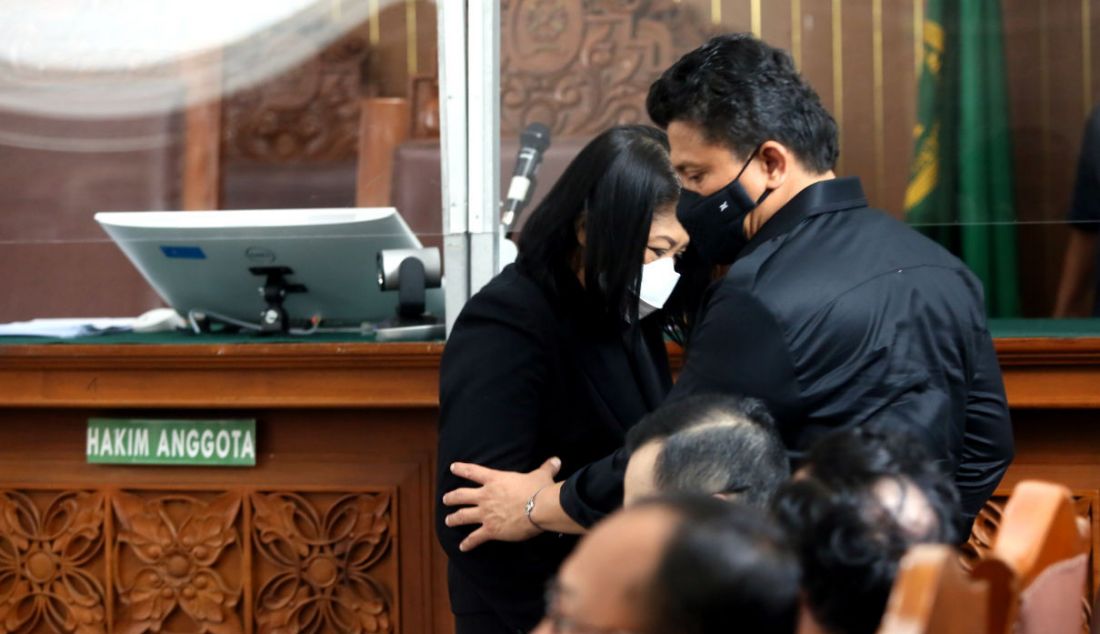 Terdakwa kasus pembunuhan berencana Nofriansyah Yosua Hutabarat, Ferdy Sambo saat memegang tangan istrinya Putri Candrawathi di sela sidang di Pengadilan Negeri Jakarta Selatan, Jakarta, Selasa (1/11). - JPNN.com