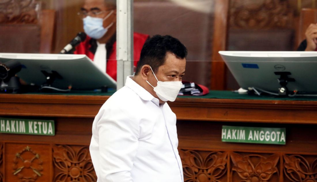 Terdakwa kasus pembunuhan berencana Nofriansyah Yosua Hutabarat, Kuat Ma'ruf mengikuti sidang di Pengadilan Negeri Jakarta Selatan, Jakarta, Rabu (2/11). - JPNN.com