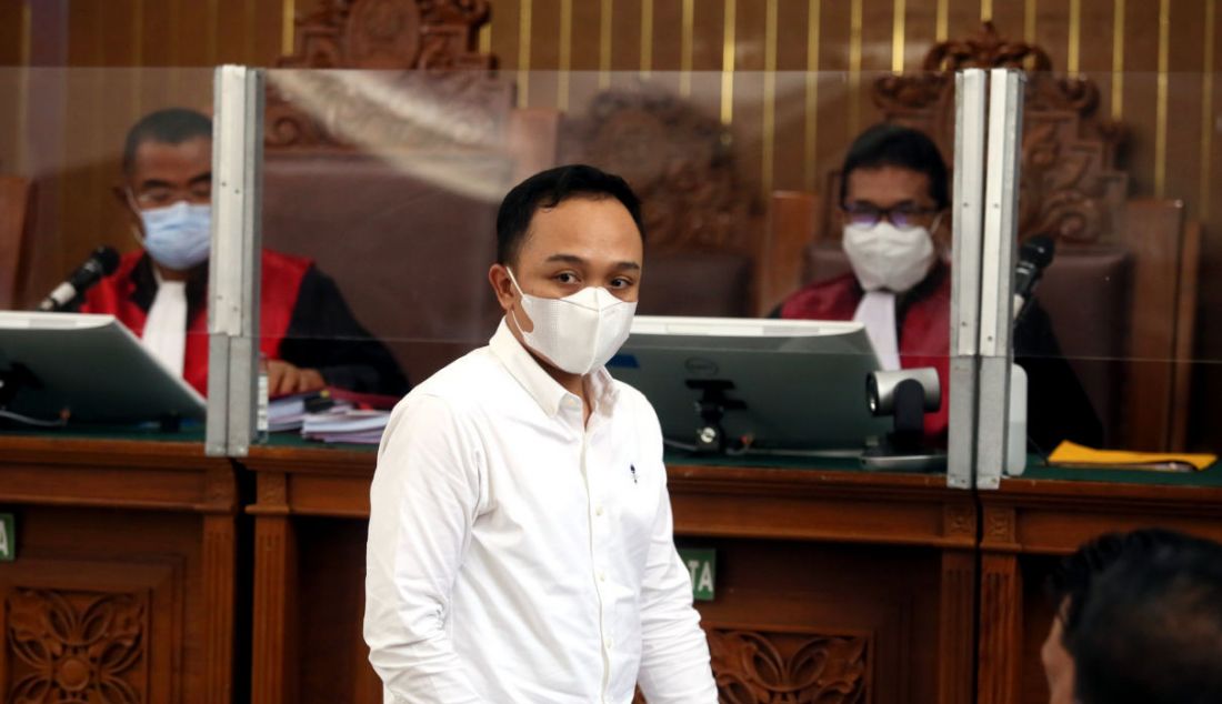 Terdakwa kasus pembunuhan berencana Nofriansyah Yosua Hutabarat, Ricky Rizal mengikuti sidang di Pengadilan Negeri Jakarta Selatan, Jakarta, Rabu (2/11). - JPNN.com