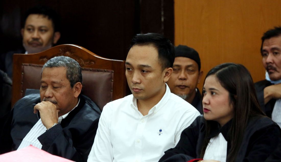 Terdakwa kasus pembunuhan berencana Nofriansyah Yosua Hutabarat, Ricky Rizal mengikuti sidang di Pengadilan Negeri Jakarta Selatan, Jakarta, Rabu (2/11). - JPNN.com