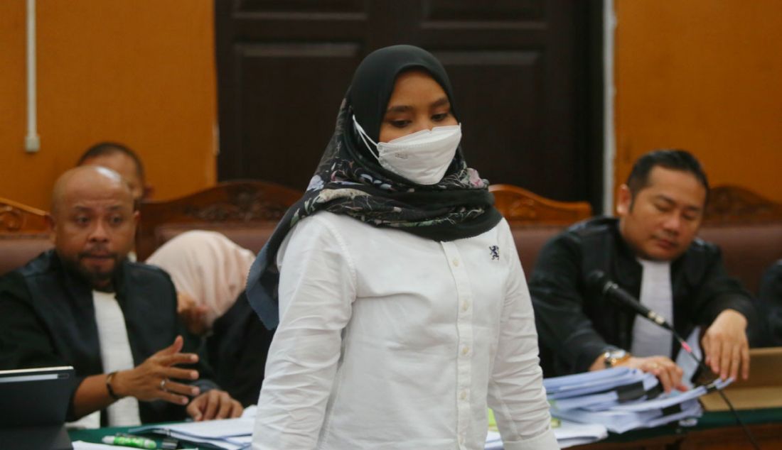 Asisten rumah tangga Ferdy Sambo dan Putri Candrawathi, Susi, saat bersaksi di sidang kasus pembunuhan berencana Nofriansyah Yosua Hutabarat dengan terdakwa Ferdy Sambo dan Putri Candrawathi di Pengadilan Negeri Jakarta Selatan, Jakarta, Selasa (8/11). - JPNN.com