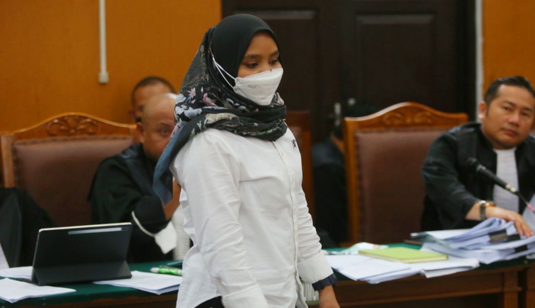 Asisten rumah tangga Ferdy Sambo dan Putri Candrawathi, Susi, saat bersaksi di sidang kasus pembunuhan berencana Nofriansyah Yosua Hutabarat dengan terdakwa Ferdy Sambo dan Putri Candrawathi di Pengadilan Negeri Jakarta Selatan, Jakarta, Selasa (8/11). - JPNN.com