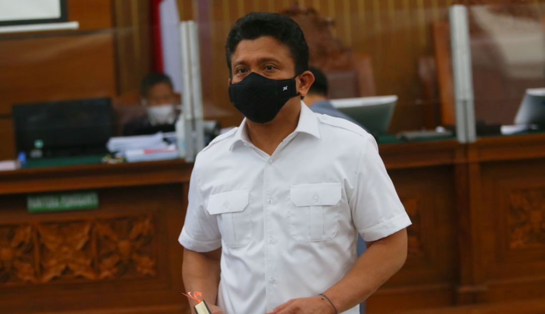 Terdakwa kasus pembunuhan berencana Nofriansyah Yosua Hutabarat, Ferdy Sambo mengikuti sidang di Pengadilan Negeri Jakarta Selatan, Jakarta, Selasa (8/11). JPU menghadirkan asisten rumah tangga Susi dan Diryanto alias Kodir. - JPNN.com