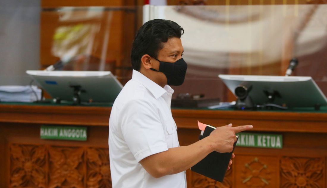 Terdakwa kasus pembunuhan berencana Nofriansyah Yosua Hutabarat, Ferdy Sambo mengikuti sidang di Pengadilan Negeri Jakarta Selatan, Jakarta, Selasa (8/11). JPU menghadirkan asisten rumah tangga Susi dan Diryanto alias Kodir. - JPNN.com