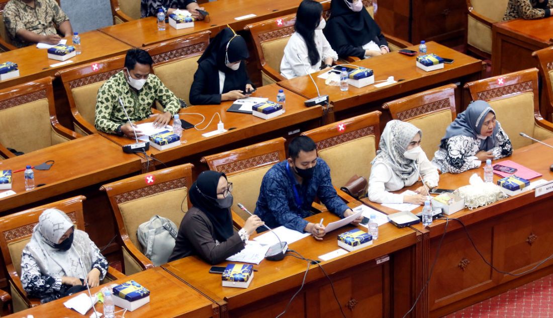 Forum Honorer PGRI Kresidenan Besuki dan Ketua Forum Guru Prioritas Pertama Negeri dan Swasta (FGPPNS) saat rapat dengar pendapat dengan Komisi X DPR, Jakarta, Rabu (9/11). Rapat tersebut membahas menyampaikan aspirasi terkait formasi PPPK guru Bahasa inggris di jenjang Sekolah Dasar, menyampaikan aspirasi mengenai PPPK Kota Bandar Lampung, audiensi tentang permasalahan Honorer yang berstatus prioritas 1 dan audiensi mengenai permasalahan pengadaan ASN PPPK Guru tahun 2022. - JPNN.com