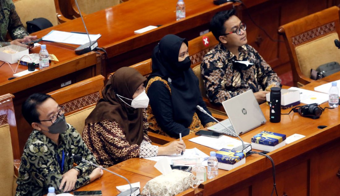 Ketua Kelompok Kerja Guru (Bahasa Inggris Sekolah Dasar) Provinsi DKI Jakarta saat rapat dengar pendapat dengan Komisi X DPR, Jakarta, Rabu (9/11). Rapat tersebut membahas menyampaikan aspirasi terkait formasi PPPK guru Bahasa inggris di jenjang Sekolah Dasar, menyampaikan aspirasi mengenai PPPK Kota Bandar Lampung, audiensi tentang permasalahan Honorer yang berstatus prioritas 1 dan audiensi mengenai permasalahan pengadaan ASN PPPK Guru tahun 2022. - JPNN.com