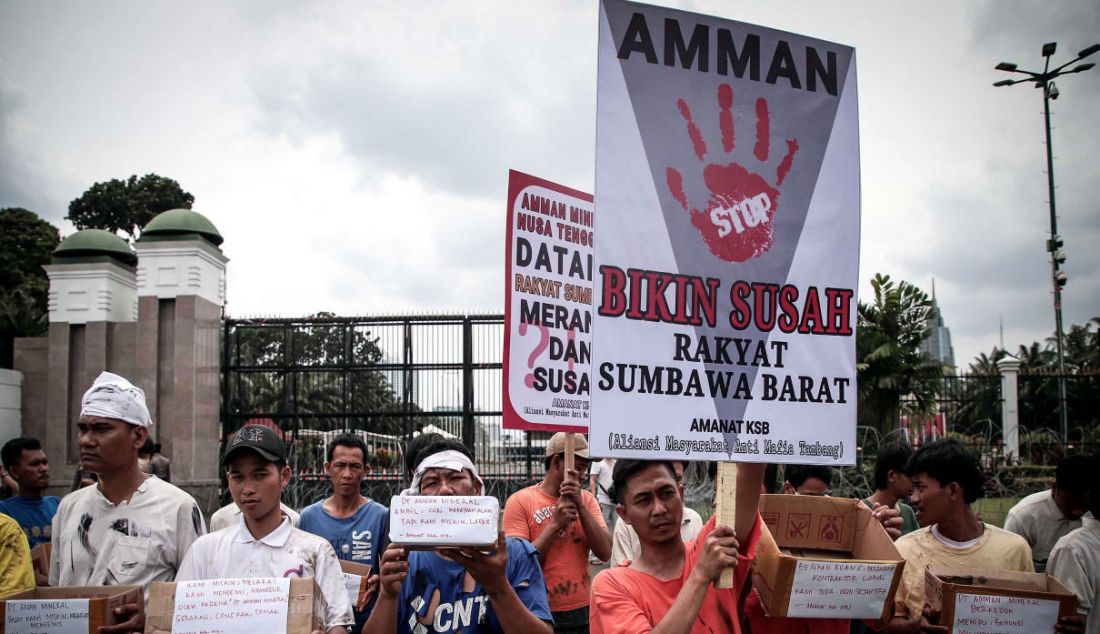 Ratusan massa yang tergabung dalam AMANAT saat aksi mengemis massal di depan Gedung DPR, Jakarta, Rabu (9/11). Aksi ini meminta agar pemerintah memperhatikan kehidupan masyarakat Sumbawa Barat, NTB yang haknya dirampas akibat permainan mafia pertambangan. - JPNN.com