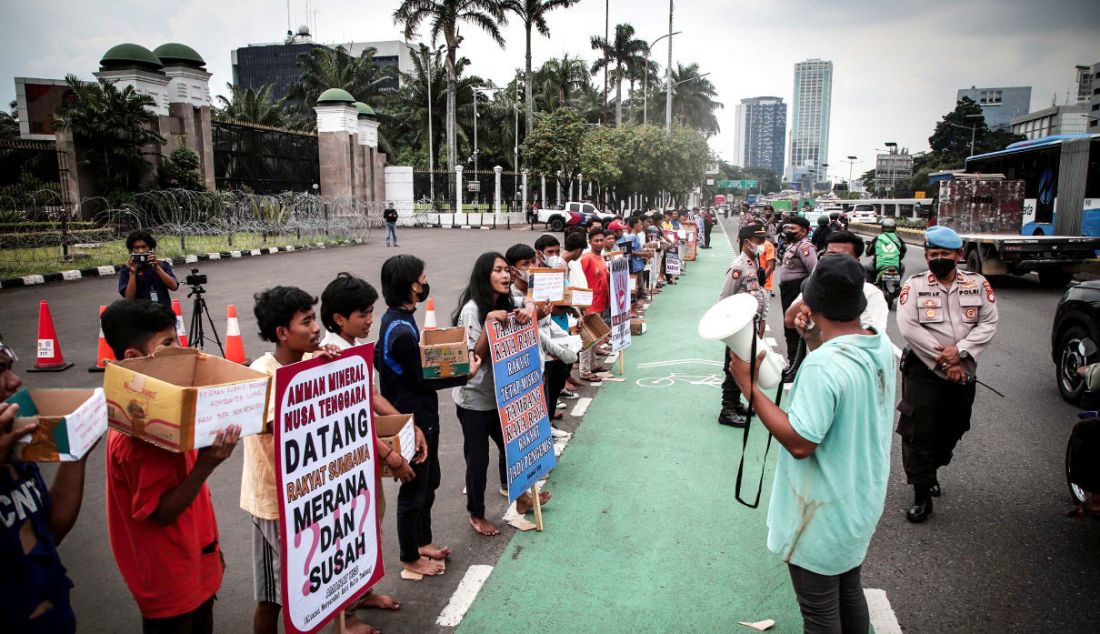 Massa yang tergabung dalam AMANAT saat aksi mengemis massal di depan Gedung DPR, Jakarta, Rabu (9/11). Aksi ini meminta agar pemerintah memperhatikan kehidupan masyarakat Sumbawa Barat, NTB yang haknya dirampas akibat permainan mafia pertambangan. - JPNN.com