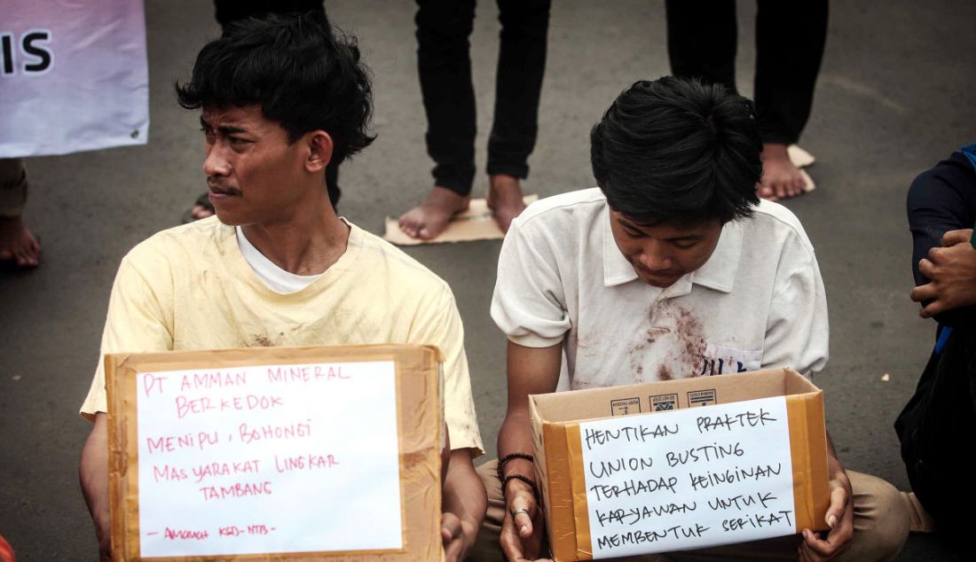 Massa yang tergabung dalam AMANAT saat aksi mengemis massal di depan Gedung DPR, Jakarta, Rabu (9/11). Aksi ini meminta pemerintah memperhatikan kehidupan masyarakat Sumbawa Barat, NTB yang haknya dirampas akibat permainan mafia pertambangan. - JPNN.com