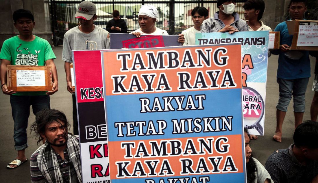 Ratusan massa yang tergabung dalam AMANAT saat aksi mengemis massal di depan Gedung DPR, Jakarta, Rabu (9/11). Aksi ini meminta agar pemerintah memperhatikan kehidupan masyarakat Sumbawa Barat, NTB yang haknya dirampas akibat permainan mafia pertambangan. - JPNN.com