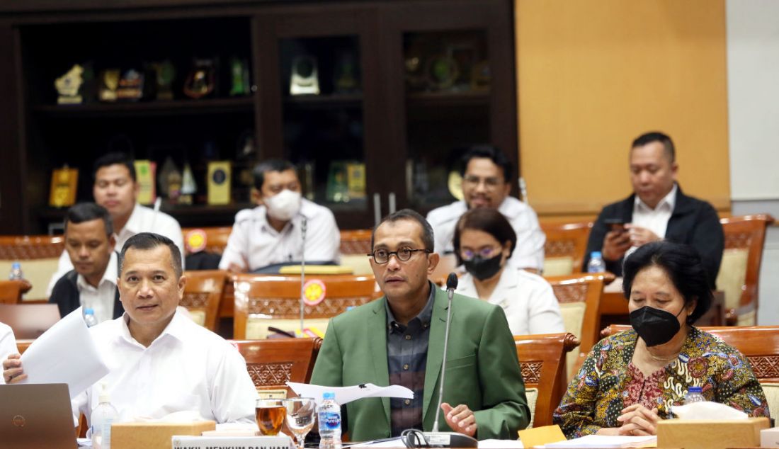 Wakil Menteri Hukum dan HAM RI, Edward Omar Sharif Hiarie saat mengikuti rapat kerja dengan Komisi III DPR, Jakarta, Rabu (9/11). Rapat tersebut membahas penyampaian penyempurnaan RKUHP hasil sosialisasi pemerintah. - JPNN.com