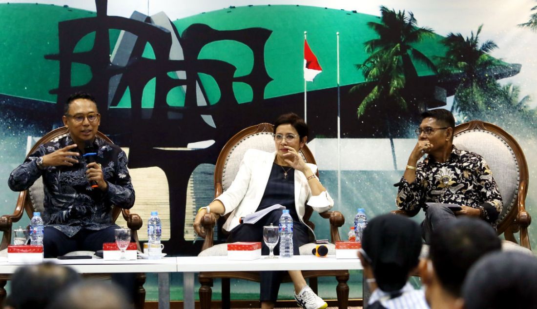 Kiri: Anggota Komisi I DPR RI Nico Siahaan, Anggota Komisi I DPR RI Nurul Arifin dan pakar komunikasi kebijakan publik Universitas Mercu Buana Syaifuddin menjadi pembicara diskusi Dialektika Demokrasi dengan tema Hak Masyarakat dan Kebijakan Digitalisasi TV, Jakarta, Kamis (10/11). - JPNN.com