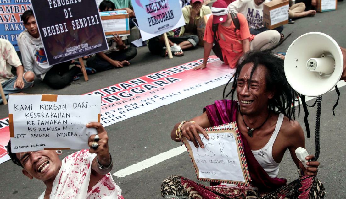 Sejumlah massa yang tergabung dalam Aliansi Masyarakat Anti-Mafia Tambang melakukan aksi teaterikal di Jakarta, Kamis (10/11). Mereka meminta perlindungan sekaligus kedatangan Presiden Joko Widodo ke lokasi lingkar tambang Sumbawa Barat, NTB. - JPNN.com