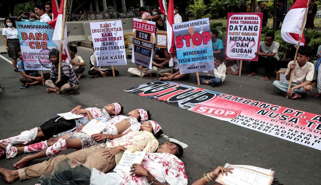 Massa yang tergabung dalam Aliansi Masyarakat Anti-Mafia Tambang melakukan aksi teaterikal di Jakarta, Kamis (10/11). Mereka meminta perlindungan sekaligus kedatangan Presiden Joko Widodo ke lokasi lingkar tambang Sumbawa Barat, NTB. - JPNN.com