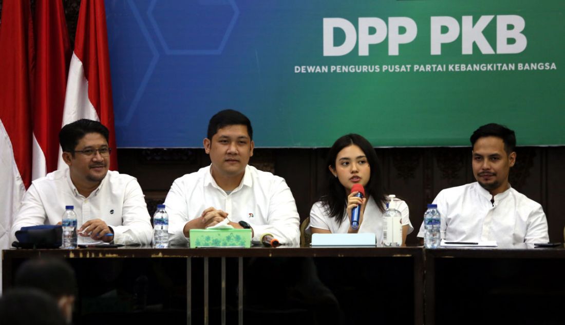 Kanan: Juru Bicara Muda PKB Dira Martamin, Nada Fuady, Mikhael Benyamin Sinaga, dan Didiet M Fitrah dalam konferensi pers peluncuran Juru Bicara Muda PKB di Kantor DPP PKB, Jakarta, Sabtu (12/11). DPP PKB resmi meluncurkan dan memperkenalkan empat dari enam Juru Bicara Muda PKB di antaranya Dira Martamin, Nada Fuady, Mikhael Benyamin Sinaga dan Didiet M Fitrah. - JPNN.com