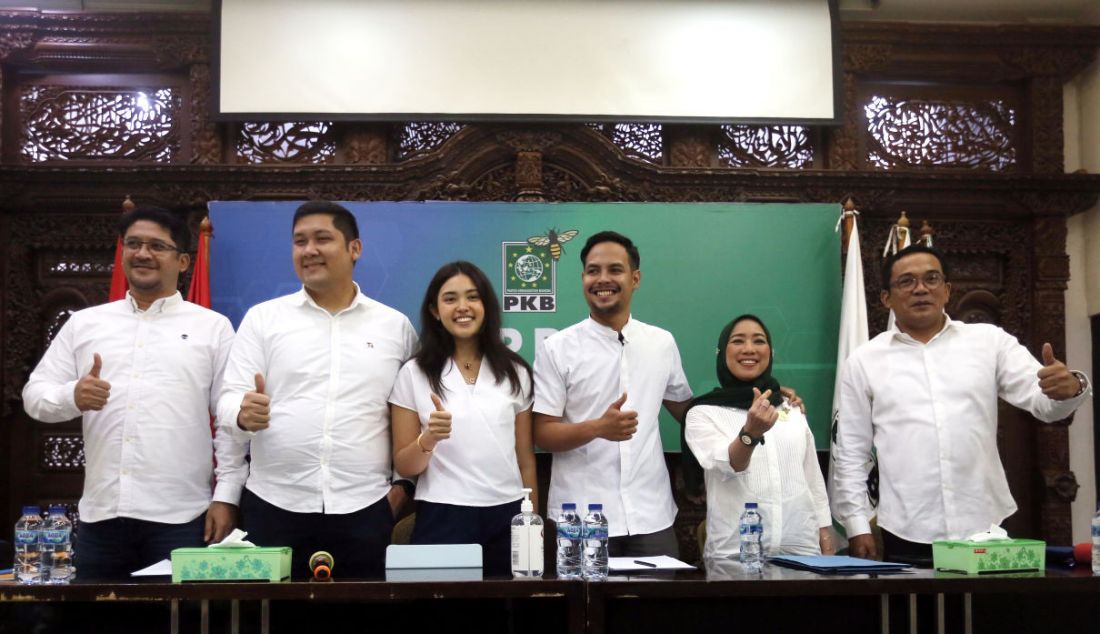 Kanan: Ketua Bidang Komunikasi dan Informasi Teknologi PKB Ahmad Iman, pengurus PKB Ratna Juwita Sari, bersama empat Juru Bicara Muda PKB Dira Martamin, Nada Fuady, Mikhael Benyamin Sinaga, dan Didiet M Fitrah dalam konferensi pers peluncuran Juru Bicara Muda PKB di Kantor DPP PKB, Jakarta, Sabtu (12/11). - JPNN.com