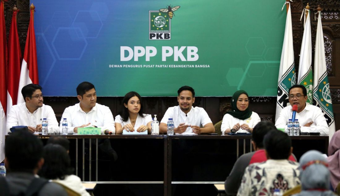 Kanan: Ketua Bidang Komunikasi dan Informasi Teknologi PKB Ahmad Iman, pengurus PKB Ratna Juwita Sari, bersama empat Juru Bicara Muda PKB Dira Martamin, Nada Fuady, Mikhael Benyamin Sinaga, dan Didiet M Fitrah dalam konferensi pers peluncuran Juru Bicara Muda PKB di Kantor DPP PKB, Jakarta, Sabtu (12/11). DPP PKB resmi meluncurkan dan memperkenalkan empat dari enam Juru Bicara Muda PKB di antaranya Dira Martamin, Nada Fuady, Mikhael Benyamin Sinaga dan Didiet M Fitrah. - JPNN.com