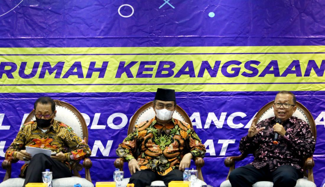 (kanan ke kiri) Wakil Ketua MPR RI Arsul Sani, Anggota MPR RI sekaligus Ketua Forum Aspirasi Konstitusi MPR RI Jimly Asshiddiqie dan Pakar Hukum Tata Negara John Pieris menjadi pembicara pada diskusi Empat Pilar MPR bertema Urgensi Kehadiran Utusan Golongan, Jakarta, Rabu (16/11). - JPNN.com