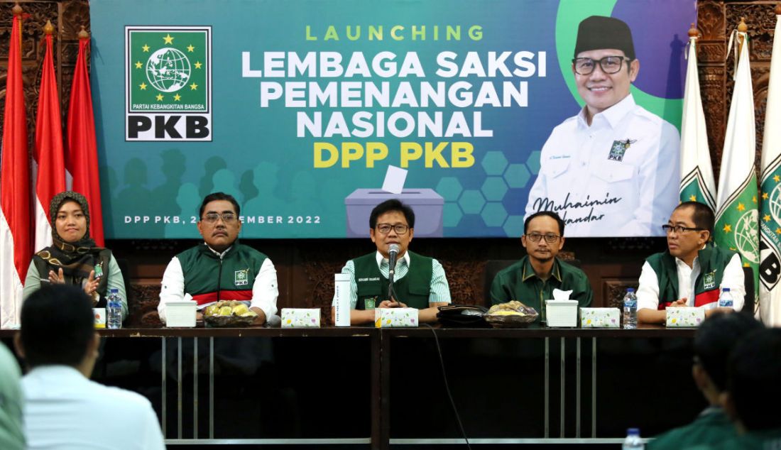 Kiri: Direktur Eksekutif Lembaga Saksi Pemenangan Nasional PKB Chusnunia Chalim, Wakil Ketua Umum Bidang Pemenangan Pemilu DPP PKB Jazilul Fawaid, Ketua Umum DPP PKB Muhaimin Iskandar, Sekjen PKB Hasanuddin Wahid dan Ketua DPP PKB Bidang Olahraga, Kesenian dan Milenial Faisol Riza saat peluncuran Lembaga Saksi Pemenangan Nasional DPP PKB di Kantor DPP PKB, Jakarta, Senin (21/11). Peluncuran lembaga tersebut untuk mengawal perolehan suara PKB di setiap pemilihan umum baik pemilihan legislatif, pemilihan presiden, dan pemilihan kepala daerah. - JPNN.com