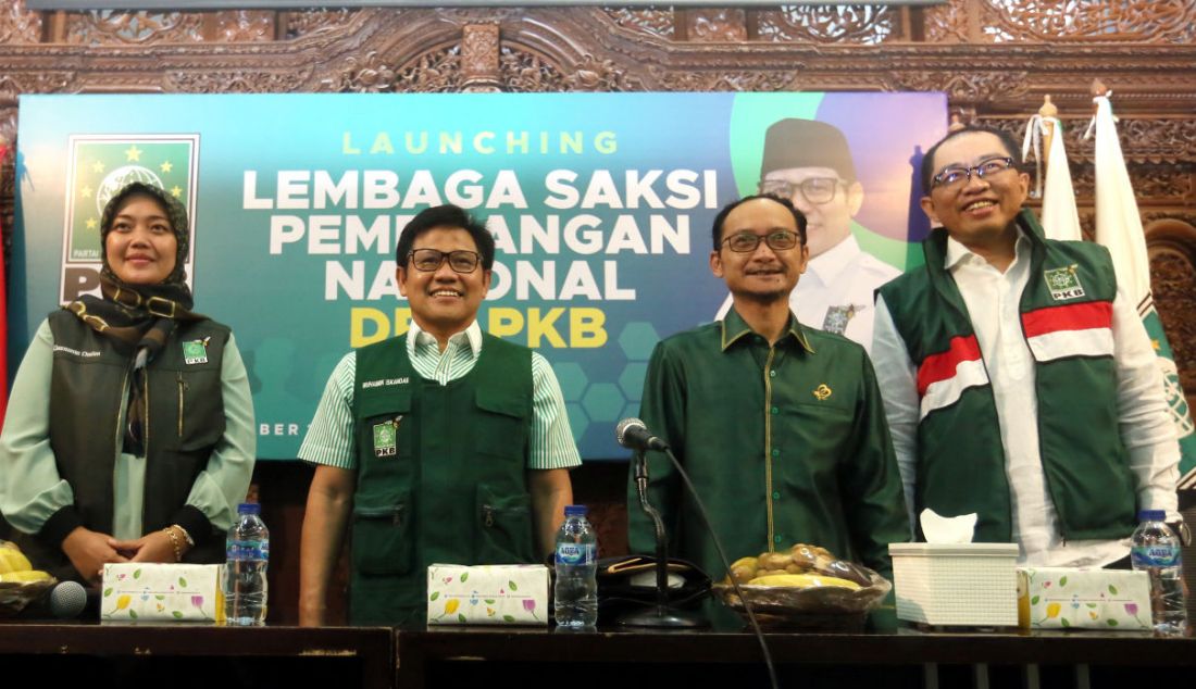 Kiri: Direktur Eksekutif Lembaga Saksi Pemenangan Nasional PKB Chusnunia Chalim, Ketua Umum DPP PKB Muhaimin Iskandar, Sekjen PKB Hasanuddin Wahid dan Ketua DPP PKB Bidang Olahraga, Kesenian dan Milenial Faisol Riza saat peluncuran Lembaga Saksi Pemenangan Nasional DPP PKB di Kantor DPP PKB, Jakarta, Senin (21/11). Peluncuran lembaga tersebut untuk mengawal perolehan suara PKB di setiap pemilihan umum baik pemilihan legislatif, pemilihan presiden, dan pemilihan kepala daerah. - JPNN.com