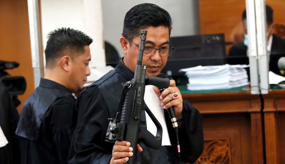 Jaksa saat menunjukkan barang bukti berupa senjata laras panjang Steyr AUG pada sidang kasus pembunuhan berencana Nofriansyah Yosua Hutabarat dengan terdakwa Ferdy Sambo di Pengadilan Negeri Jakarta Selatan, Jakarta, Selasa (22/11). - JPNN.com