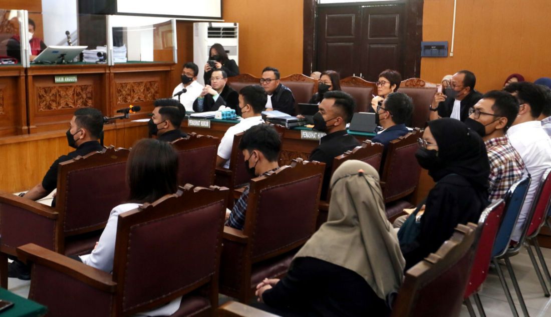 Sejumlah saksi saat mengikuti sidang kasus pembunuhan berencana Nofriansyah Yosua Hutabarat dengan terdakwa Ferdy Sambo di Pengadilan Negeri Jakarta Selatan, Jakarta, Selasa (22/11). Sidang tersebut beragendakan pemeriksaan saksi dan penunjukan barang bukti. - JPNN.com