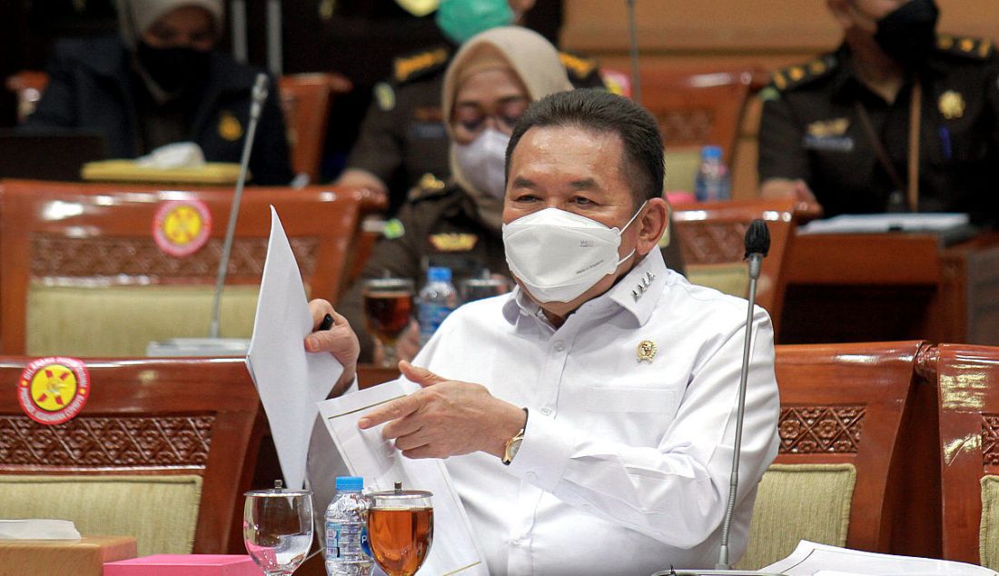 Jaksa Agung Sanitiar Burhanuddin memberikan paparannya saat mengikuti rapat kerja dengan Komisi III di Kompleks Parlemen Senayan, Jakarta, Rabu (23/11). Raker tersebut membahas rencana kerja di bidang pembinaan karier Kejaksaan pada semester I tahun 2023 serta strategi di bidang penanganan kasus korupsi pada semester I tahun 2023 dan implementasi Program Penghentian Penuntutan Berdasarkan Keadilan Restoratif (Restorative Justice). - JPNN.com