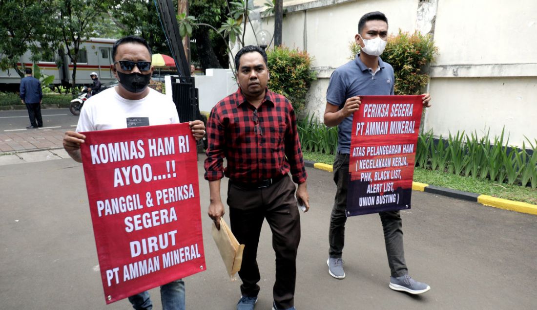 Perwakilan Aliansi Masyarakat Anti Mafia Tambang mendatangi kantor Komnas HAM, Jakarta Pusat, Kamis (24/11). Mereka melaporkan perusahaan tambang yang diduga terkait pelanggaran HAM. - JPNN.com