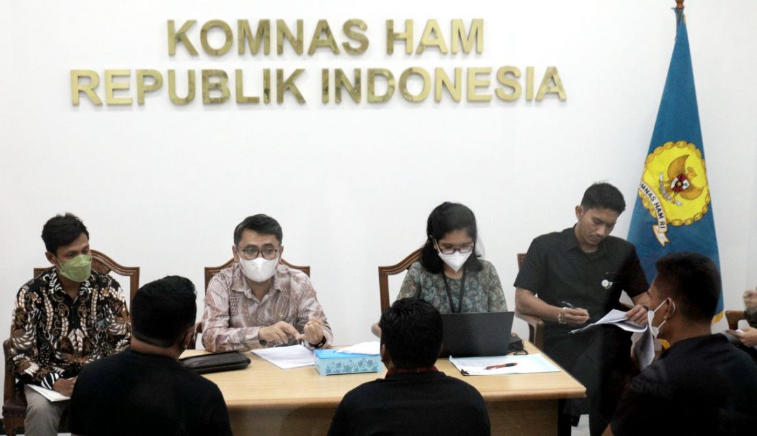 Perwakilan Aliansi Masyarakat Anti Mafia Tambang mendatangi kantor Komnas HAM, Jakarta Pusat, Kamis (24/11). Mereka melaporkan perusahaan tambang yang diduga terkait pelanggaran HAM. - JPNN.com