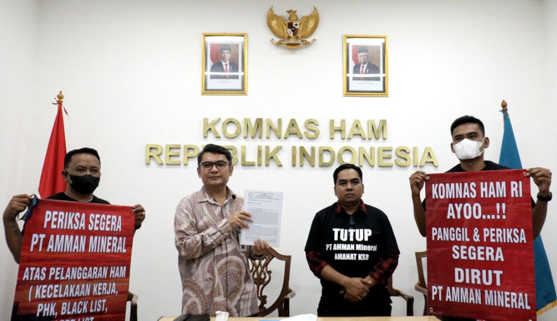 Perwakilan Aliansi Masyarakat Anti Mafia Tambang mendatangi kantor Komnas HAM, Jakarta Pusat, Kamis (24/11). Mereka melaporkan perusahaan tambang yang diduga terkait pelanggaran HAM. - JPNN.com