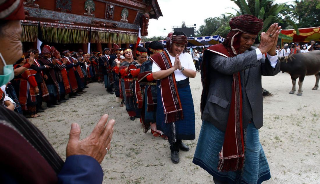 Menteri BUMN Erick Tohir saat mengikuti prosesi adat Mangai Marga di acara Tao Toba Heritage Fest, Lopo Inn, Tomok, Kabupaten Samosir, Sumatera Utara, Sabtu (26/11). Erick Tohir sah menjadi orang Batak dengan menyandang marga Sidabutar. Dalam kesempatan itu, Erick mengaku bangga bisa menjadi bagian dari Bangso Batak. Bangsa yang terkenal kaya akan budaya, penuh sejarah dengan masyarakat kekeluargaan yang kerja keras dan prosesi dihadiri keluarga Sidabutar di Tomok. - JPNN.com