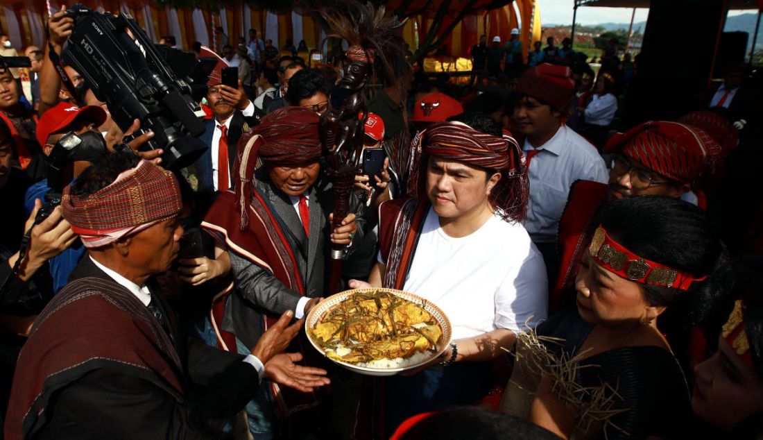 Menteri BUMN Erick Tohir saat mengikuti prosesi adat Mangai Marga di acara Tao Toba Heritage Fest, Lopo Inn, Tomok, Kabupaten Samosir, Sumatera Utara, Sabtu (26/11). Erick Tohir sah menjadi orang Batak dengan menyandang marga Sidabutar. Dalam kesempatan itu, Erick mengaku bangga bisa menjadi bagian dari Bangso Batak. Bangsa yang terkenal kaya akan budaya, penuh sejarah dengan masyarakat kekeluargaan yang kerja keras dan prosesi dihadiri keluarga Sidabutar di Tomok. - JPNN.com