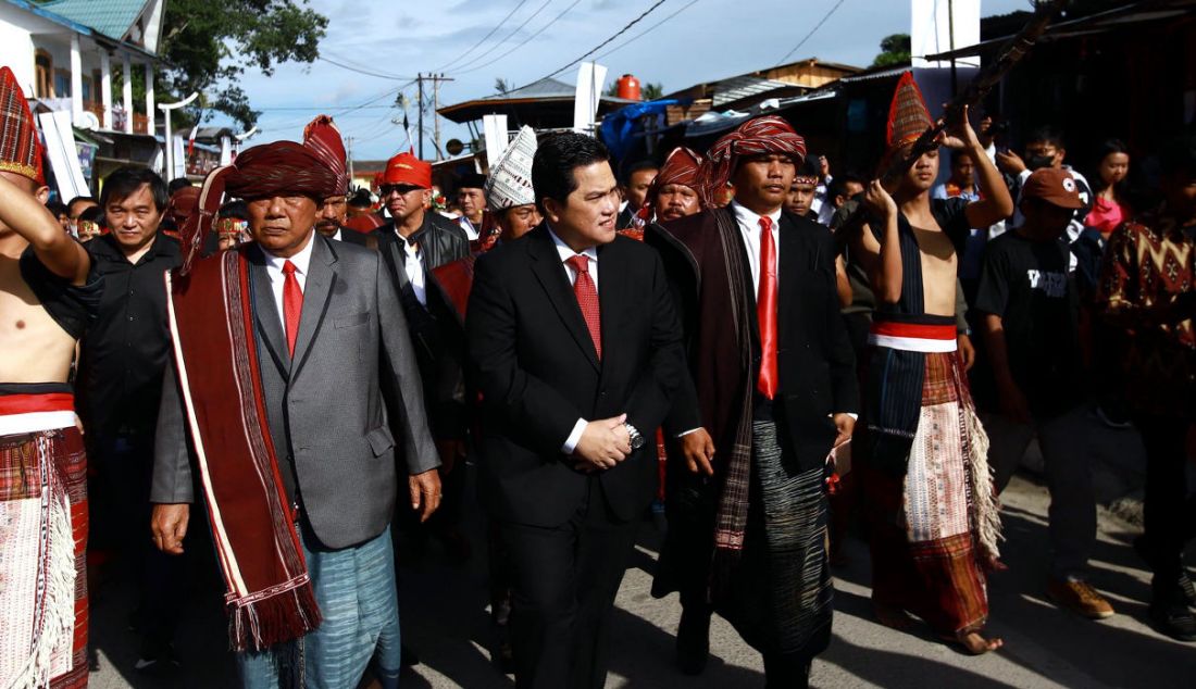 Menteri BUMN Erick Tohir saat mengikuti prosesi adat Mangai Marga di acara Tao Toba Heritage Fest, Lopo Inn, Tomok, Kabupaten Samosir, Sumatera Utara, Sabtu (26/11). Erick Tohir sah menjadi orang Batak dengan menyandang marga Sidabutar. Dalam kesempatan itu, Erick mengaku bangga bisa menjadi bagian dari Bangso Batak. Bangsa yang terkenal kaya akan budaya, penuh sejarah dengan masyarakat kekeluargaan yang kerja keras dan prosesi dihadiri keluarga Sidabutar di Tomok. - JPNN.com