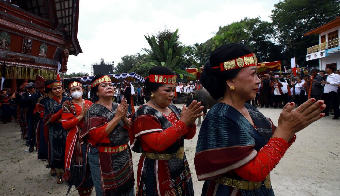 Sejumlah keluarga dari marga Sidabutar saat mengikuti prosesi Mangalahat Horbo di acara Tao Toba Heritage Fest, Lopo Inn, Tomok, Kabupaten Samosir, Sumatera Utara, Sabtu (26/11). Dalam prosesi adat tersebut Menteri BUMN Erick Tohir sah menjadi orang Batak dengan menyandang marga Sidabutar. Dalam kesempatan itu, Erick mengaku bangga bisa menjadi bagian dari Bangso Batak. Bangsa yang terkenal kaya akan budaya, penuh sejarah dengan masyarakat kekeluargaan yang kerja keras.Prosesi diawali dengan kebaktian serta penampilan tarian tor-tor dan diakhiri dengan magalahat horbo.  - JPNN.com