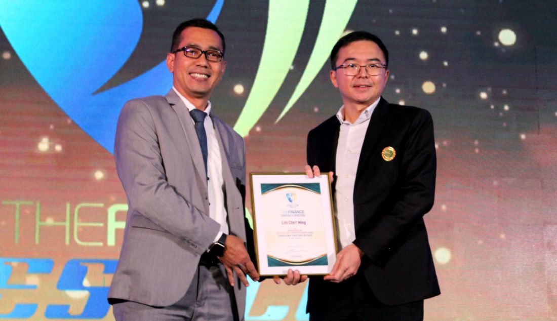 Direktur Keuangan BRI Life Lim Chet Ming (kanan) menerima penghargaan Best Performing Life Insurance 2022 kategori Life Insurance With Gross Premium above Rp. 5 triliun dan Best CFO in Financial Institution 2022 kategori Life Insurance, dalam ajang Top 20 Financial Institution Award 2022, Jakarta, Minggu (27/11). Penghargaan tersebut merupakan bukti komitmen BRI Life dalam upaya untuk selalu menunjukan kinerja terbaiknya yang dipersembahkan bagi para nasabah. - JPNN.com