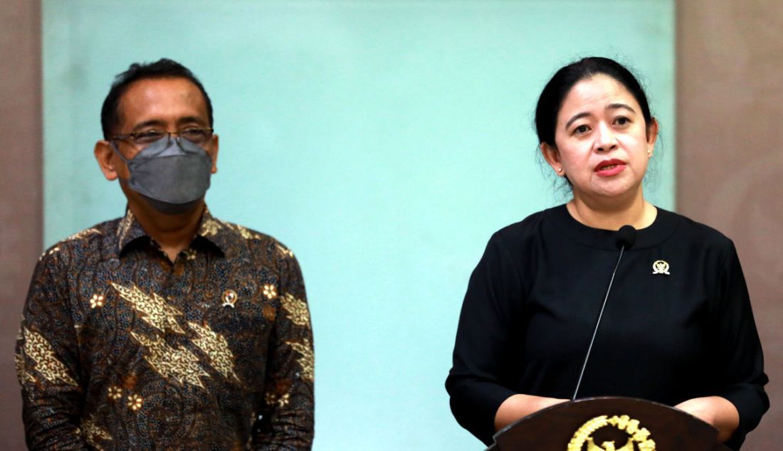 Ketua DPR Puan Maharani (kanan) dan Menteri Sekretariat Negara Pratikno memberikan keterangan pers tentang Surat Presiden penunjukan Panglima TNI di Media Center DPR, Jakarta, Senin (28/11). Presiden Joko Widodo menunjuk Kepala Staf Angkatan Laut (KSAL) Laksamana TNI Yudo Margono sebagai calon Panglima TNI menggantikan Jenderal Andika Perkasa yang akan memasuki masa pensiun pada 21 Desember 2022 mendatang. - JPNN.com