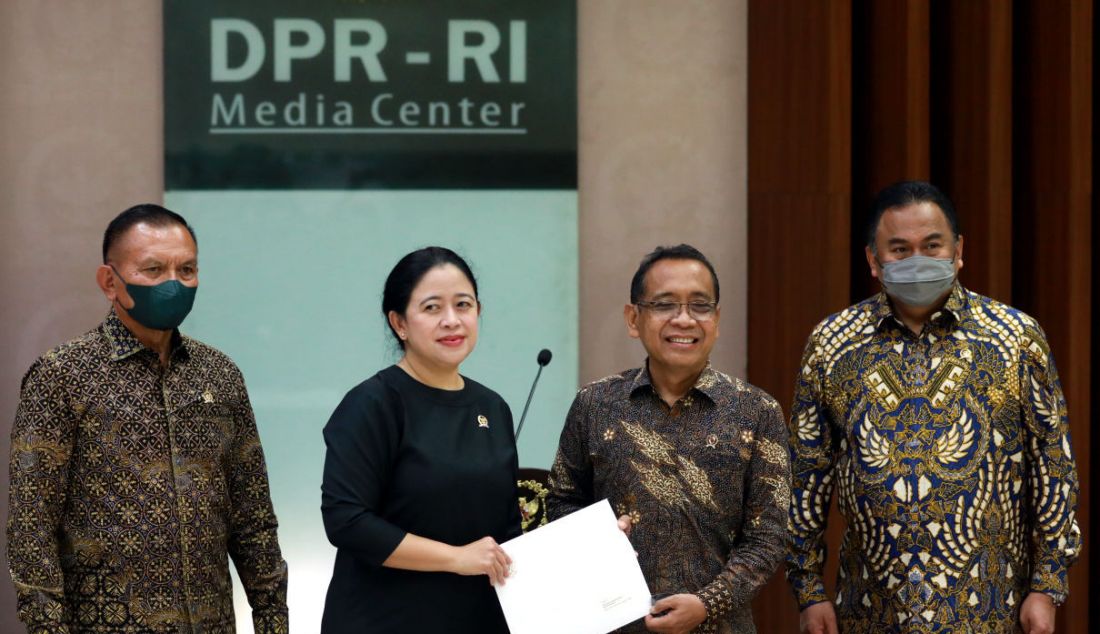 Ketua DPR Puan Maharani (kedua kiri) bersama Menteri Sekretariat Negara Pratikno (kedua kanan) dan Wakil Ketua DPR Rachmad Gobel (kanan) dan Lodewijk F. Paulus (kiri) memberikan keterangan pers tentang Surat Presiden penunjukan Panglima TNI di Media Center DPR, Jakarta, Senin (28/11). Presiden Joko Widodo menunjuk Kepala Staf Angkatan Laut (KSAL) Laksamana TNI Yudo Margono sebagai calon Panglima TNI menggantikan Jenderal Andika Perkasa yang akan memasuki masa pensiun pada 21 Desember 2022 mendat - JPNN.com