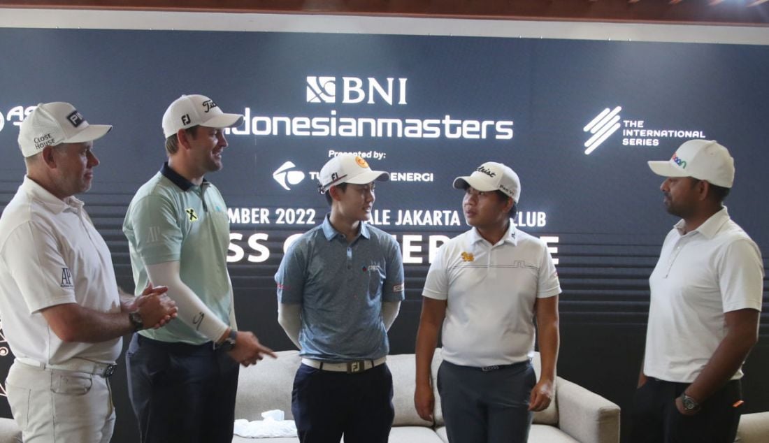 INDONESIAN MASTERS: (dari kiri) Pegolf Inggris Lee Westwood, pegolf Austria Bernd Wiesberger, pegolf Thailand Jazz Janewattananond, pegolf Thailand Poom Saksasnsin, dan pegolf India Anirban Lahiri saat konferensi pers menjelang BNI Indonesian Masters 2022 di Royale Jakarta Golf Club, Jakarta, Selasa (29/11). Indonesian Masters 2022 yang digelar pada 1-4 Desember menjadi ajang premium Asian Tour bagi pegolf profesional. Total hadiah sebesar 1,5 juta dolar AS. - JPNN.com