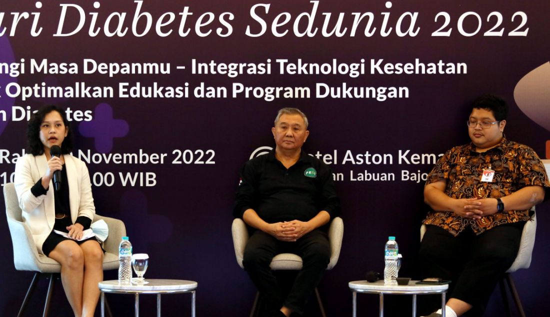 Public Affairs & Market Accsess Head Naomi Juliandary (kiri), Ketua PEDI Aris Wibudi (tengah), dan Ketua Umum Asosiasi HealthTech Indonesia Gregorius Bimantoro dalam talk show Hari Diabetes Sedunia 2022 bertajuk Lindungi Masa Depanmu – Integrasi Teknologi Kesehatan untuk Optimalkan Edukasi dan Program Dukungan Pasien Diabetes, di Jakarta, Rabu (30/11). Kemenkes bersama Sanofi dan Perkeni mengajak masyarakat menerapkan gaya hidup sehat demi mengurangi risiko penyakit diabetes. - JPNN.com