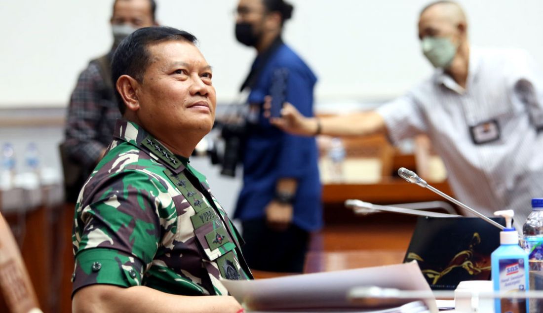 Kepala Staf Angkatan Laut Laksamana TNI Yudo Margono bersiap mengikuti uji kelayakan dan kepatutan (fit and proper test) calon Panglima TNI di Komisi I DPR, Kompleks Parlemen, Senayan, Jumat (2/12). Laksamana TNI Yudo Margono merupakan calon tunggal Panglima TNI yang diusulkan oleh Presiden Joko Widodo. - JPNN.com