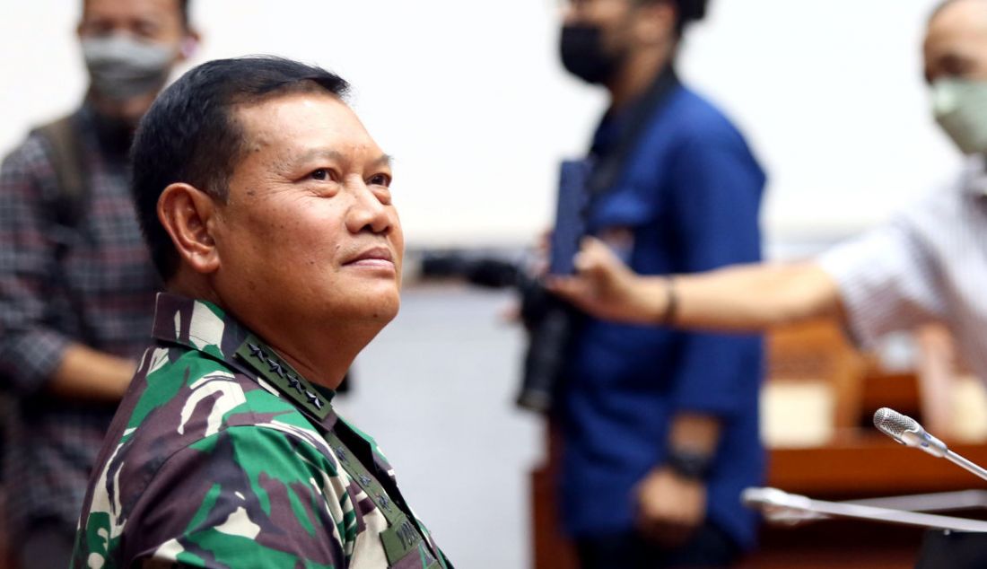 Kepala Staf Angkatan Laut Laksamana TNI Yudo Margono bersiap mengikuti uji kelayakan dan kepatutan (fit and proper test) calon Panglima TNI di Komisi I DPR, Kompleks Parlemen, Senayan, Jumat (2/12). Laksamana TNI Yudo Margono merupakan calon tunggal Panglima TNI yang diusulkan oleh Presiden Joko Widodo. - JPNN.com