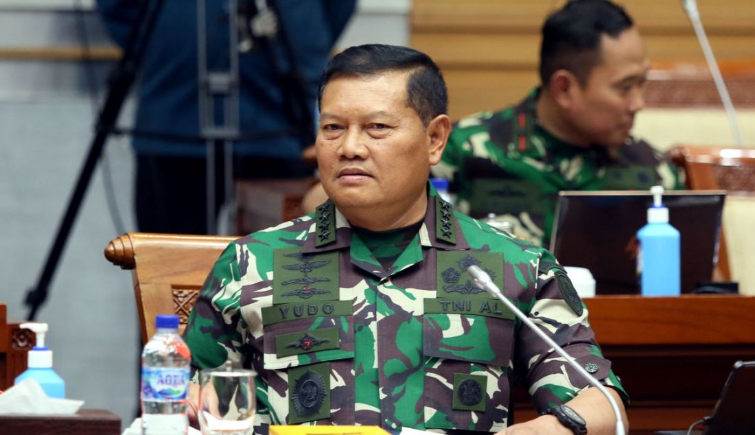 Kepala Staf Angkatan Laut Laksamana TNI Yudo Margono bersiap mengikuti uji kelayakan dan kepatutan (fit and proper test) calon Panglima TNI di Komisi I DPR, Kompleks Parlemen, Senayan, Jumat (2/12). Laksamana TNI Yudo Margono merupakan calon tunggal Panglima TNI yang diusulkan oleh Presiden Joko Widodo. - JPNN.com