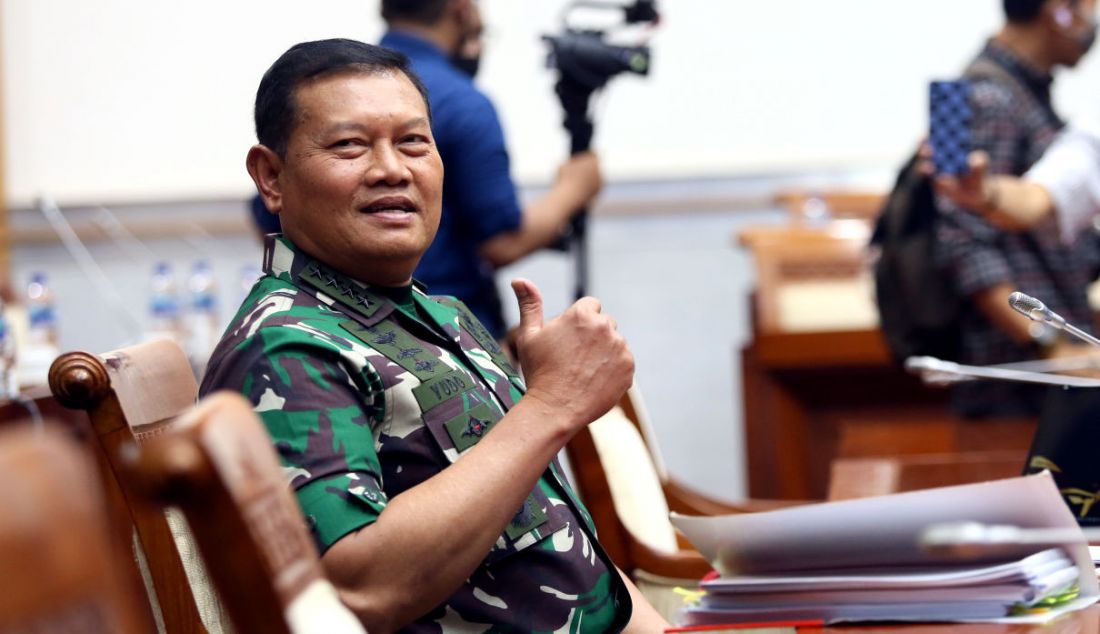 Kepala Staf Angkatan Laut Laksamana TNI Yudo Margono bersiap mengikuti uji kelayakan dan kepatutan (fit and proper test) calon Panglima TNI di Komisi I DPR, Kompleks Parlemen, Senayan, Jumat (2/12). Laksamana TNI Yudo Margono merupakan calon tunggal Panglima TNI yang diusulkan oleh Presiden Joko Widodo. - JPNN.com