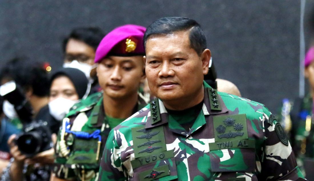 Kepala Staf Angkatan Laut Laksamana TNI Yudo Margono bersiap mengikuti uji kelayakan dan kepatutan (fit and proper test) calon Panglima TNI di Komisi I DPR, Kompleks Parlemen, Senayan, Jumat (2/12). Laksamana TNI Yudo Margono merupakan calon tunggal Panglima TNI yang diusulkan oleh Presiden Joko Widodo. - JPNN.com