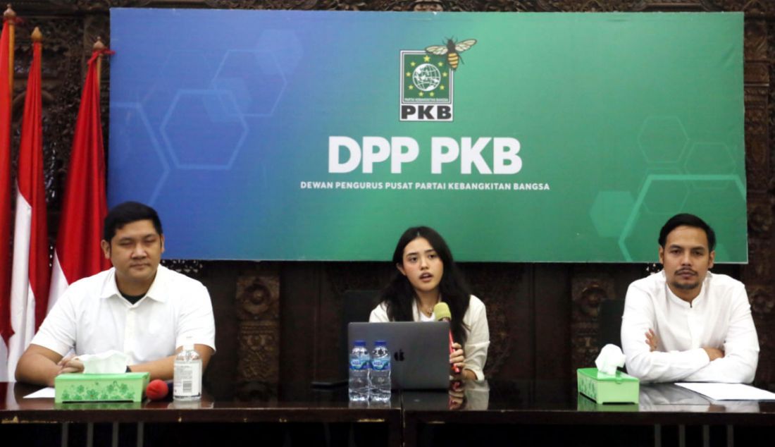 Jubir Muda PKB Dira Martamin (kanan), Nada Fuady (tengah), dan Michael Sinaga saat konferensi pers di Kantor DPP PKB, Jakarta, Sabtu (3/12). PKB miris melihat banyaknya perusahaan startup di Indonesia yang terdampak krisis ekonomi global. - JPNN.com