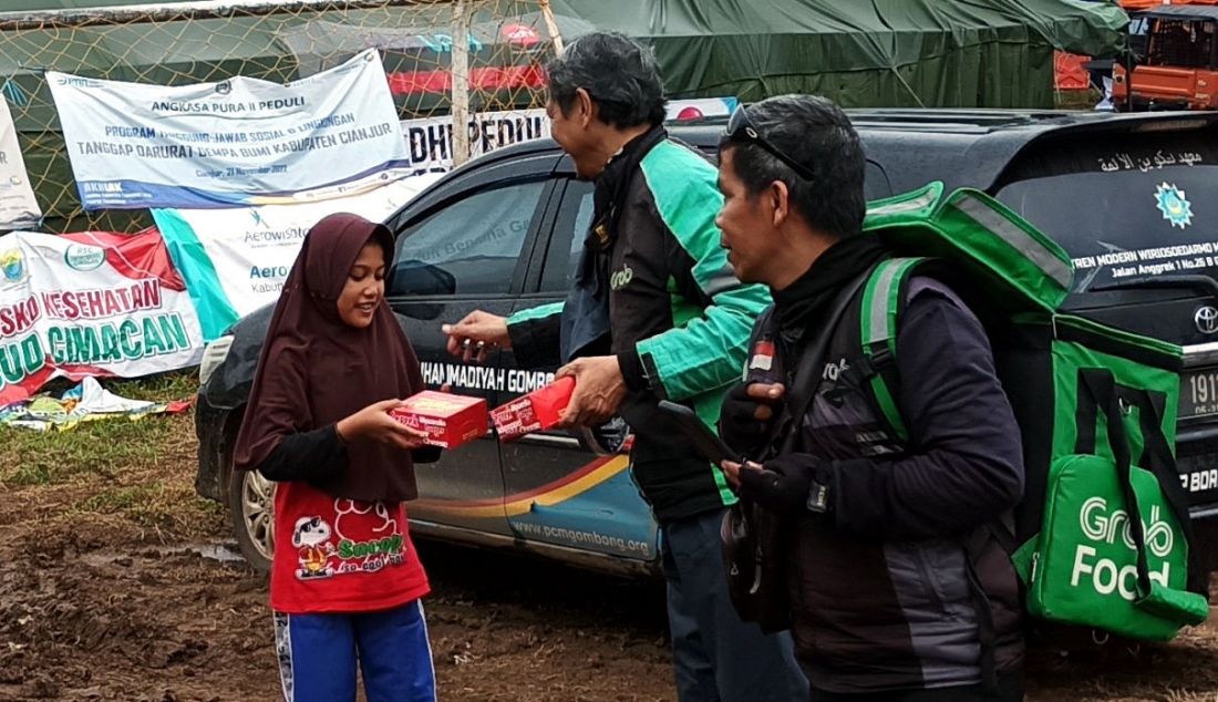 Mitra pengemudi Grab menyalurkan bantuan kepada korban gempa di Cianjur, Senin (5/12). Grab menyerahkan bantuan senilai lebih dari Rp 2 miliar untuk korban gempa bumi Cianjur. - JPNN.com