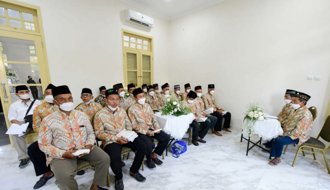 Sejumlah warga saat menghadiri khataman Al Qur'an menjelang pernikahan Kaesang dan Erina di kediaman Sumber, Kota Surakarta, pada Kamis (8/12). - JPNN.com